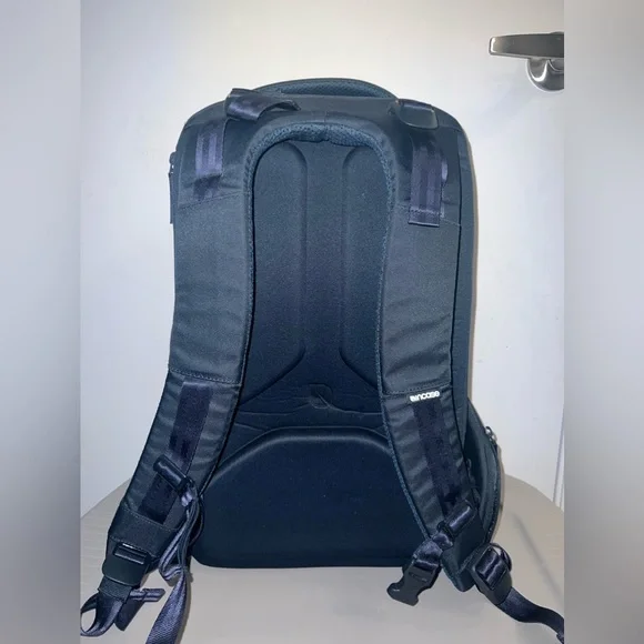 INCASE Icon Backpack - Picture 3 of 7